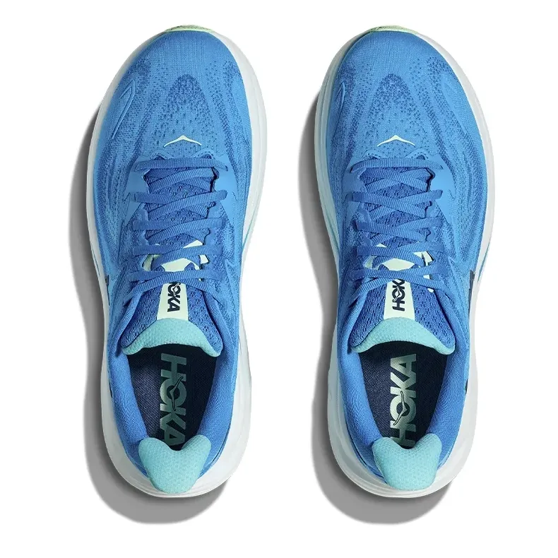 Par de tênis Hoka Clifton 10 azul com detalhes em branco e verde claro visto de cima